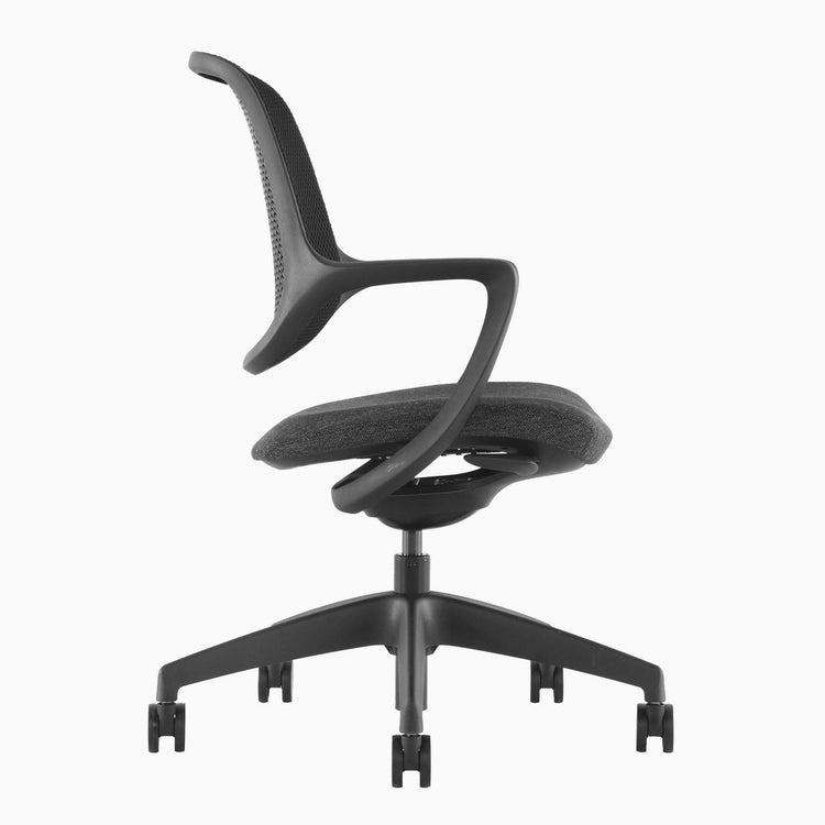 Ergonomic office seating in black - Desky