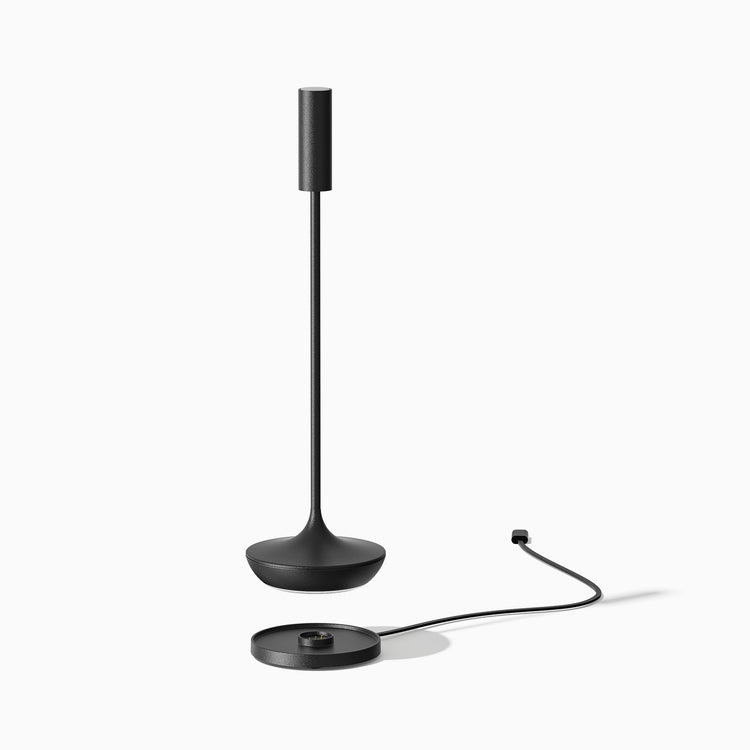 Desky Slim cordless desk lamp with magentic charging dock in black