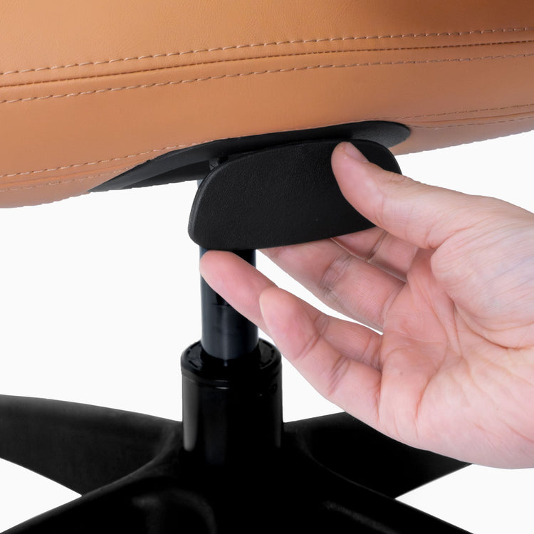 Height adjustment of Desky Arco chair