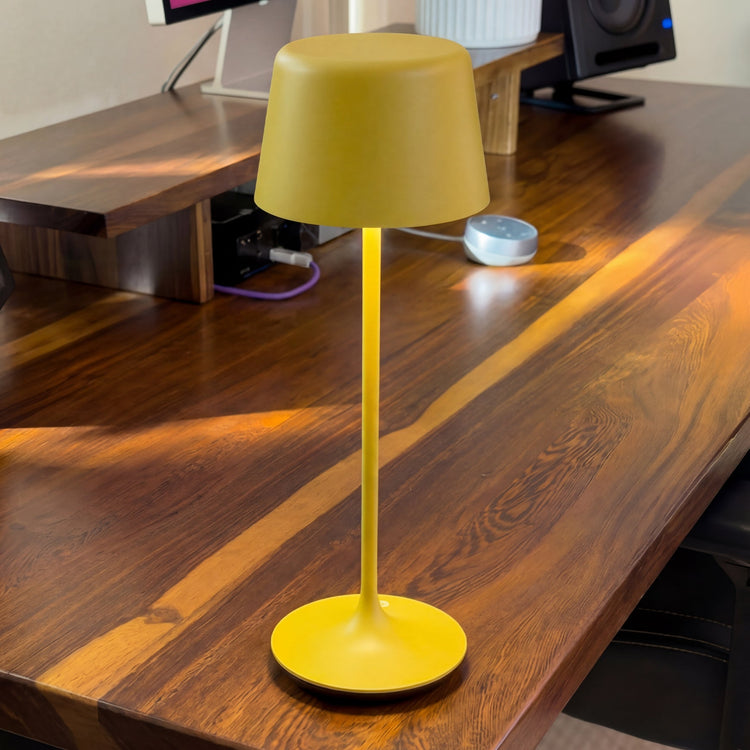 Desky silhouette desk lamp in yellow